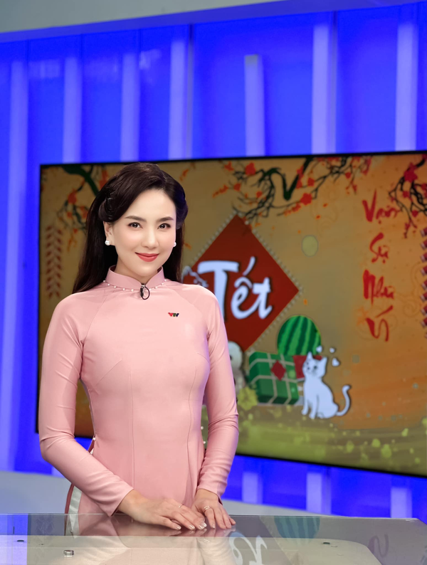 Áo dài truyền thống vốn dĩ là nét đặc trưng của các MC/BTV mảng thời sự ở VTV. Thế nhưng, vì tính chất công việc của chuyên mục mình dẫn dắt, Mai Ngọc chỉ thỉnh thoảng diện áo dài trong các sự kiện hay dịp lễ Tết quan trọng.
