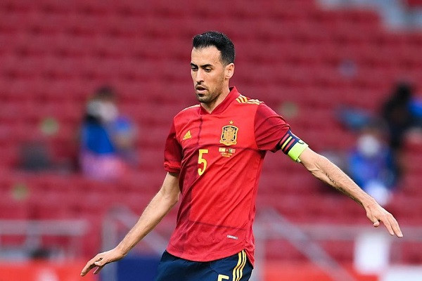 Busquets mac COVID-19, doi Tay Ban Nha phai cach ly truoc them EURO 2020