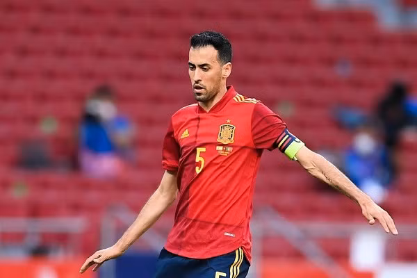 Busquets mac COVID-19, doi Tay Ban Nha phai cach ly truoc them EURO 2020