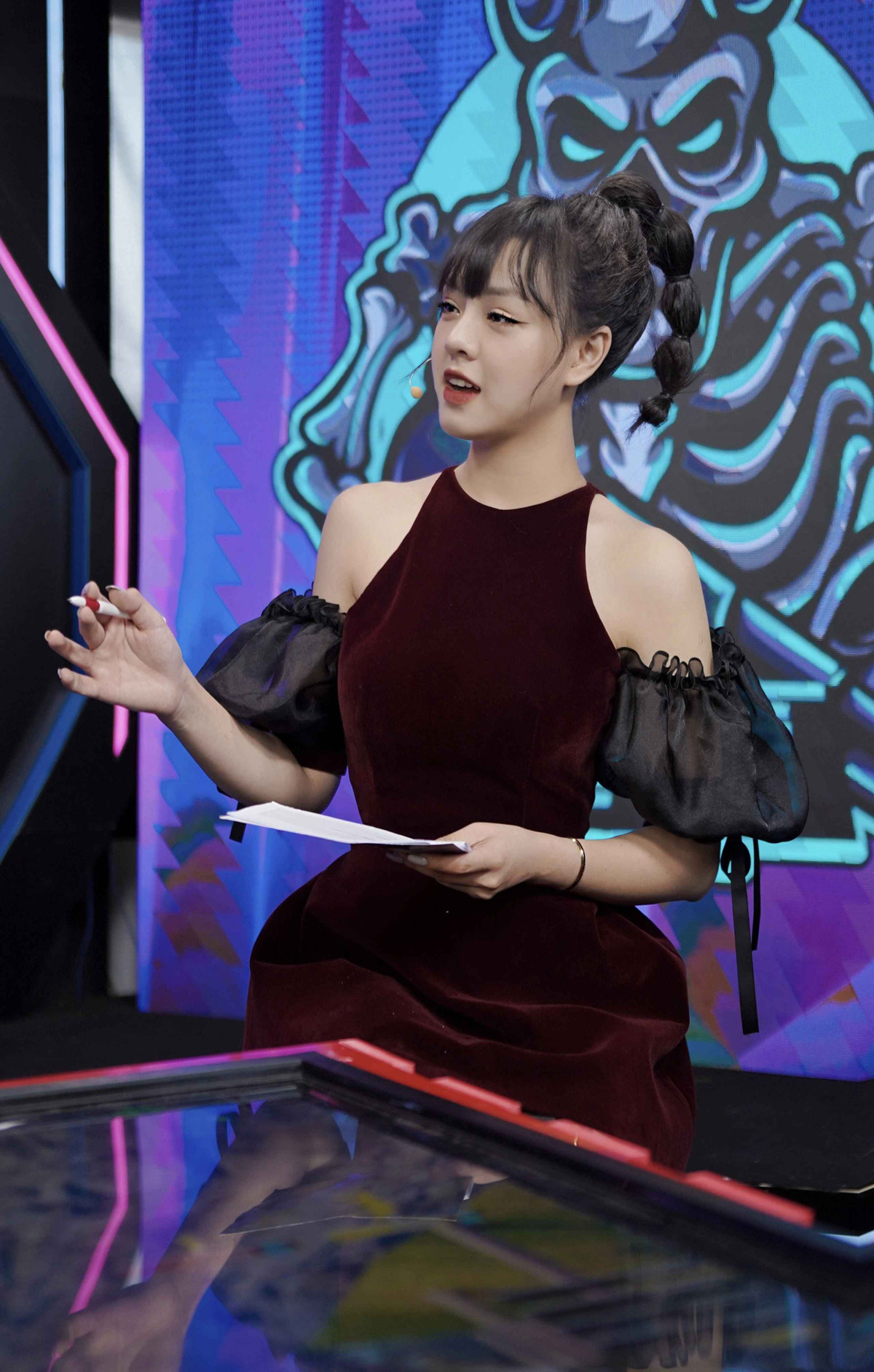 Gương mặt ưa nhìn và thuật ngữ chuyên môn trong làng game khá chuẩn, Thảo Trang được vô vàn các game thủ yêu mến.