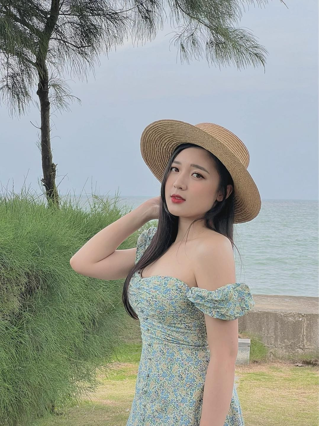 Với người hâm mộ tựa game Liên Quân Mobile không ai là không biết đến nữ MC Esports Phương Thảo. Vừa xinh đẹp, khéo léo lại sở hữu kỹ năng giao tiếp lưu loát, cô nàng được làng game Việt ưu ái đặt cho biệt danh "MC quốc dân".