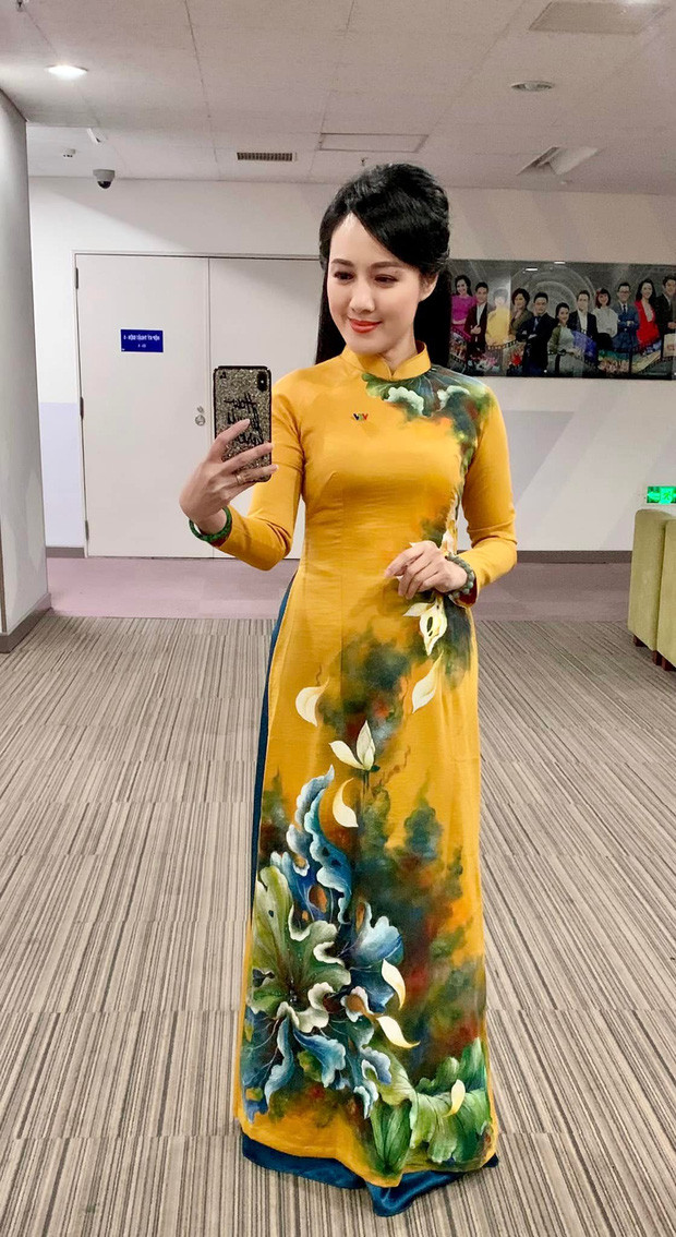 Đính kèm là status là những hình ảnh BTV Hoài Anh đầy xinh đẹp khiến mọi người phải thả tim không ngớt. Một lần nữa, khí chất thanh lịch, nhan sắc hack tuổi đỉnh cao của cô chiếm trọn điểm.