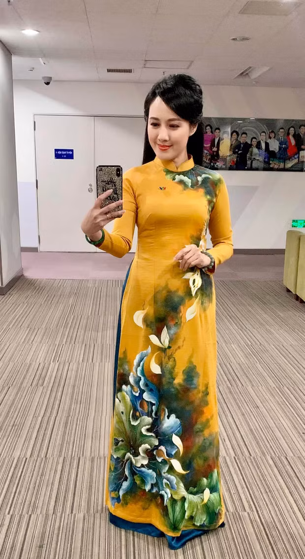 Đính kèm là status là những hình ảnh BTV Hoài Anh đầy xinh đẹp khiến mọi người phải thả tim không ngớt. Một lần nữa, khí chất thanh lịch, nhan sắc hack tuổi đỉnh cao của cô chiếm trọn điểm.