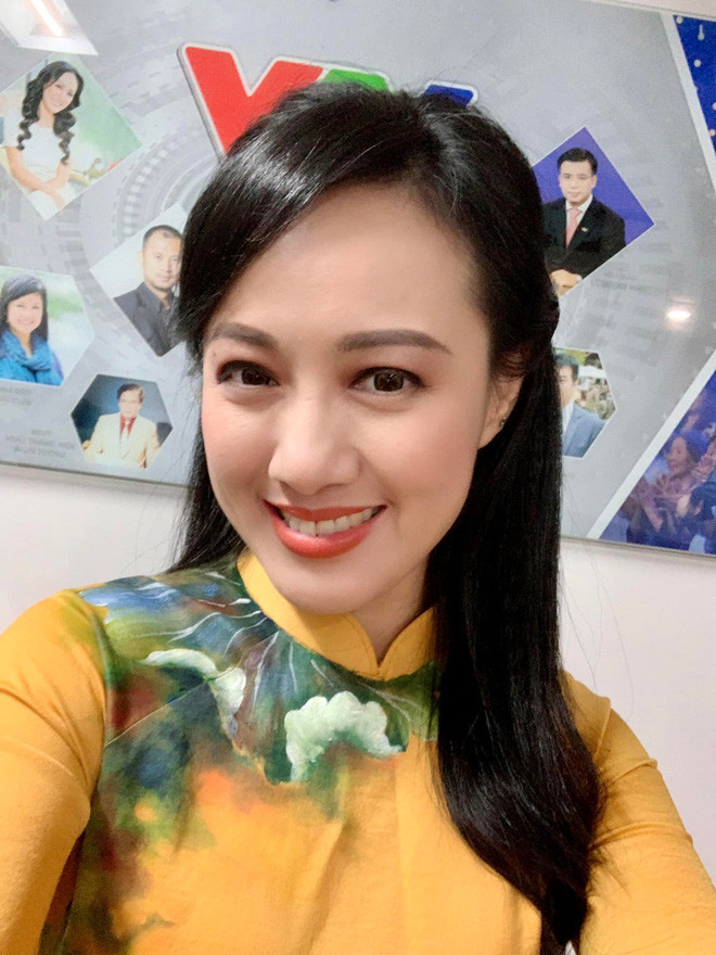 BTV VTV - Hoài Anh chia sẻ: "Hoàn thành ghi hình những số đầu tiên trên mảnh đất mới... Sân khấu sang trọng và ấm áp, những đề tài về văn hoá nghệ thuật nhẹ nhàng nhưng đậm tính chuyên môn và lý luận phê bình. Quý vị sẽ có thể gặp gỡ ở chương trình này những gương mặt nghệ sĩ lớn, nghệ sĩ tên tuổi trong các lĩnh vực nghệ thuật, các nhà báo, nhà văn, nhà phê bình... Và quý vị sẽ gặp lại Hoài Anh nữa nhé!"