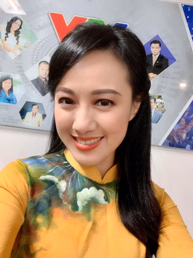 BTV VTV - Hoài Anh chia sẻ: "Hoàn thành ghi hình những số đầu tiên trên mảnh đất mới... Sân khấu sang trọng và ấm áp, những đề tài về văn hoá nghệ thuật nhẹ nhàng nhưng đậm tính chuyên môn và lý luận phê bình. Quý vị sẽ có thể gặp gỡ ở chương trình này những gương mặt nghệ sĩ lớn, nghệ sĩ tên tuổi trong các lĩnh vực nghệ thuật, các nhà báo, nhà văn, nhà phê bình... Và quý vị sẽ gặp lại Hoài Anh nữa nhé!"