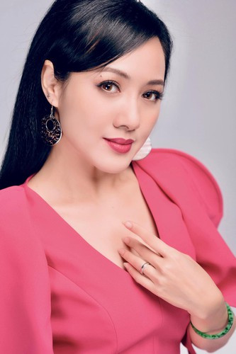 Khán giả sẽ được ngắm BTV Hoài Anh trong những trang phục mới mẻ hơn với vai trò mới.