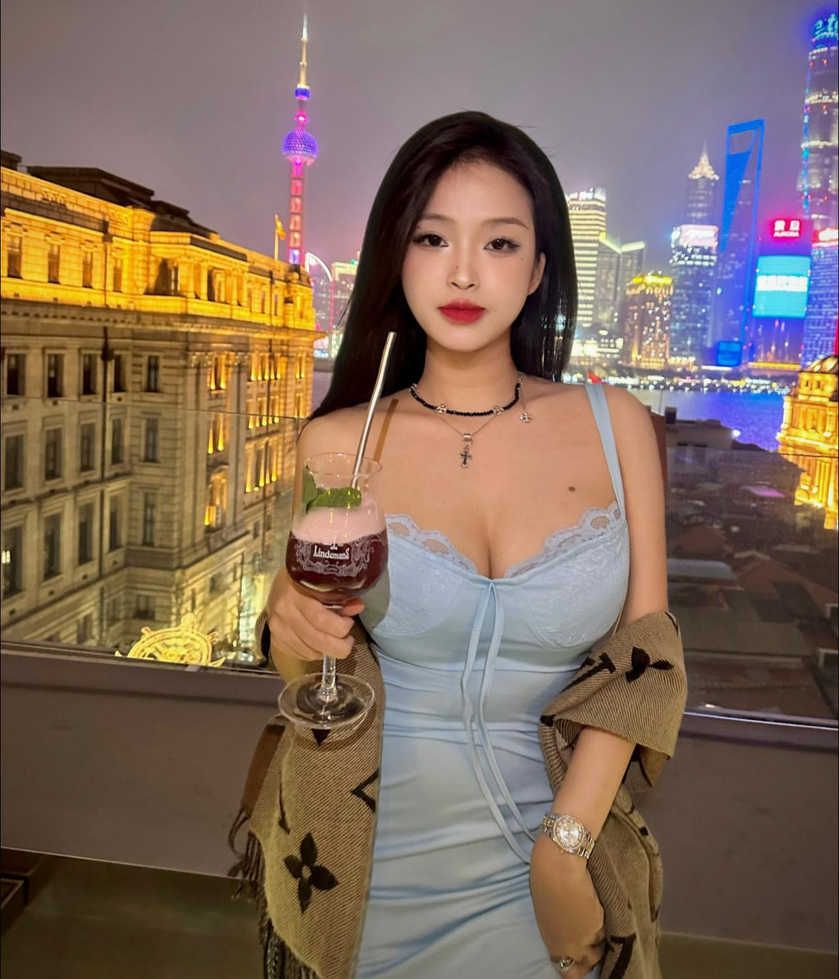 Bảo Trân nhiều lần "gây sốt" trên các trang báo mạng Trung Quốc bằng những hình ảnh trên trang cá nhân.