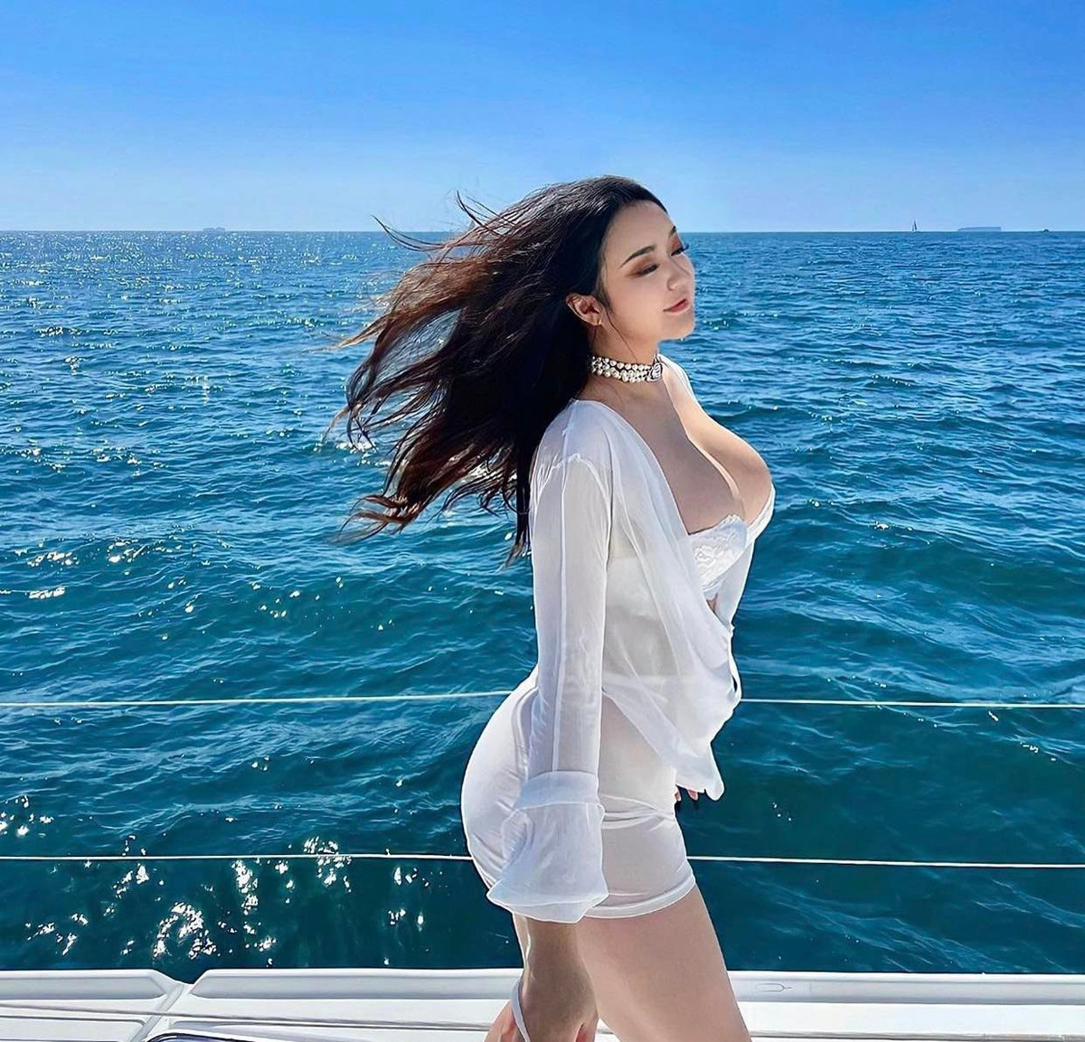 Rebecca nổi tiếng từ năm 16 tuổi trên các trang báo mạng nhờ ngoại hình mũm mĩm nhưng nét nào ra nét ấy. Ngoài đời cô có sở thích mặc tôn vóc dáng.