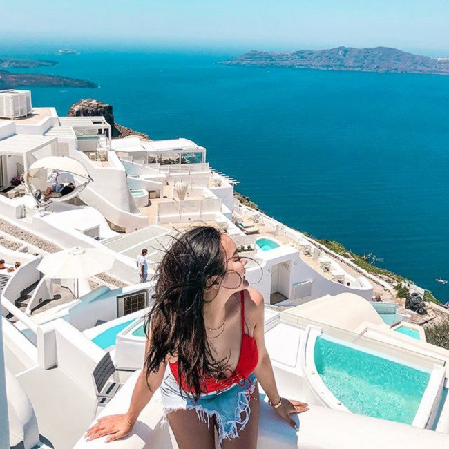 Ở tuổi 24, gu ăn vận của Rebecca ngày càng trưởng thành và chín chắn hơn. Những xu hướng đồ bơi cắt khoét đến mốt underboob hay quần siêu ngắn, thiết kế ôm body... đều được cô ứng dụng tài tình.