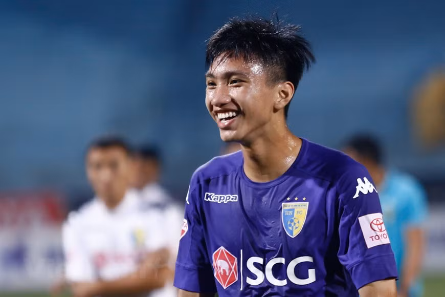 Khi thi đấu ở cấp CLB, chàng hậu vệ người Thái Bình cũng khẳng định được năng lực của bản thân. Lên V.League từ năm 2017, Văn Hậu nhanh chóng có được vị trí chính thức tại CLB Hà Nội ngay mùa giải kế tiếp, giành chức vô địch năm 2018, góp công lớn vào mùa giải 2019 rực rỡ ở cả mặt trận trong nước và khu vực châu Á.