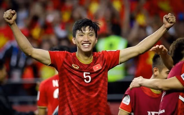 Lên 8 tuổi, tài năng của Hậu được phát hiện khi sinh hoạt ở đội bóng đá nhi đồng Kỳ Bá. Từ đây anh sinh hoạt chủ yếu tại tuyển thành phố và sớm trở thành cầu thủ nóng cốt mang về chức vô địch cho đội trẻ Thái Bình ở giải vô địch quốc gia.