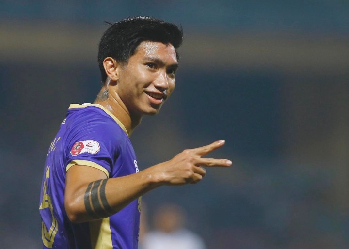 Bản thân Hậu cũng từng thừa nhận rằng niềm vui thơ trẻ của cậu bé thôn quê ngày ấy chỉ là được cùng anh em trong xóm xem những trận đấu của đội tuyển Việt Nam qua màn hình TV để bắt chước theo hay được cùng bạn bè đá bóng sau mỗi giờ học.