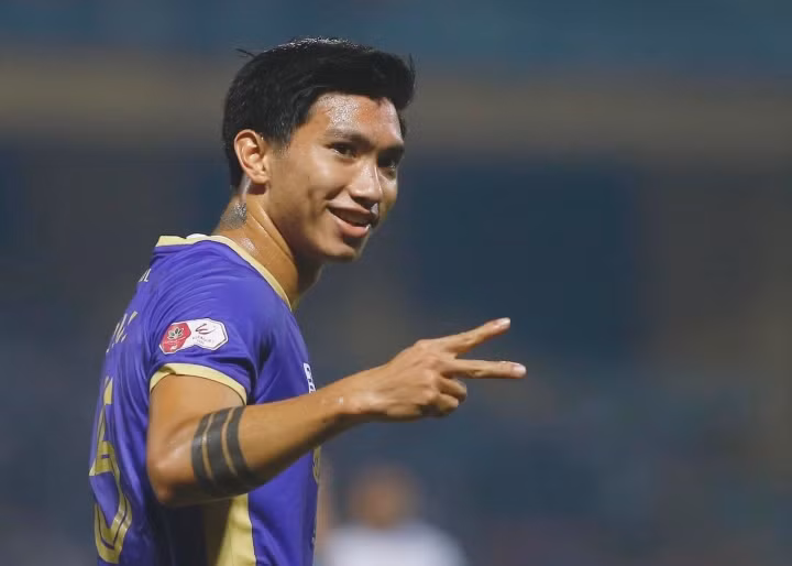 Bản thân Hậu cũng từng thừa nhận rằng niềm vui thơ trẻ của cậu bé thôn quê ngày ấy chỉ là được cùng anh em trong xóm xem những trận đấu của đội tuyển Việt Nam qua màn hình TV để bắt chước theo hay được cùng bạn bè đá bóng sau mỗi giờ học.