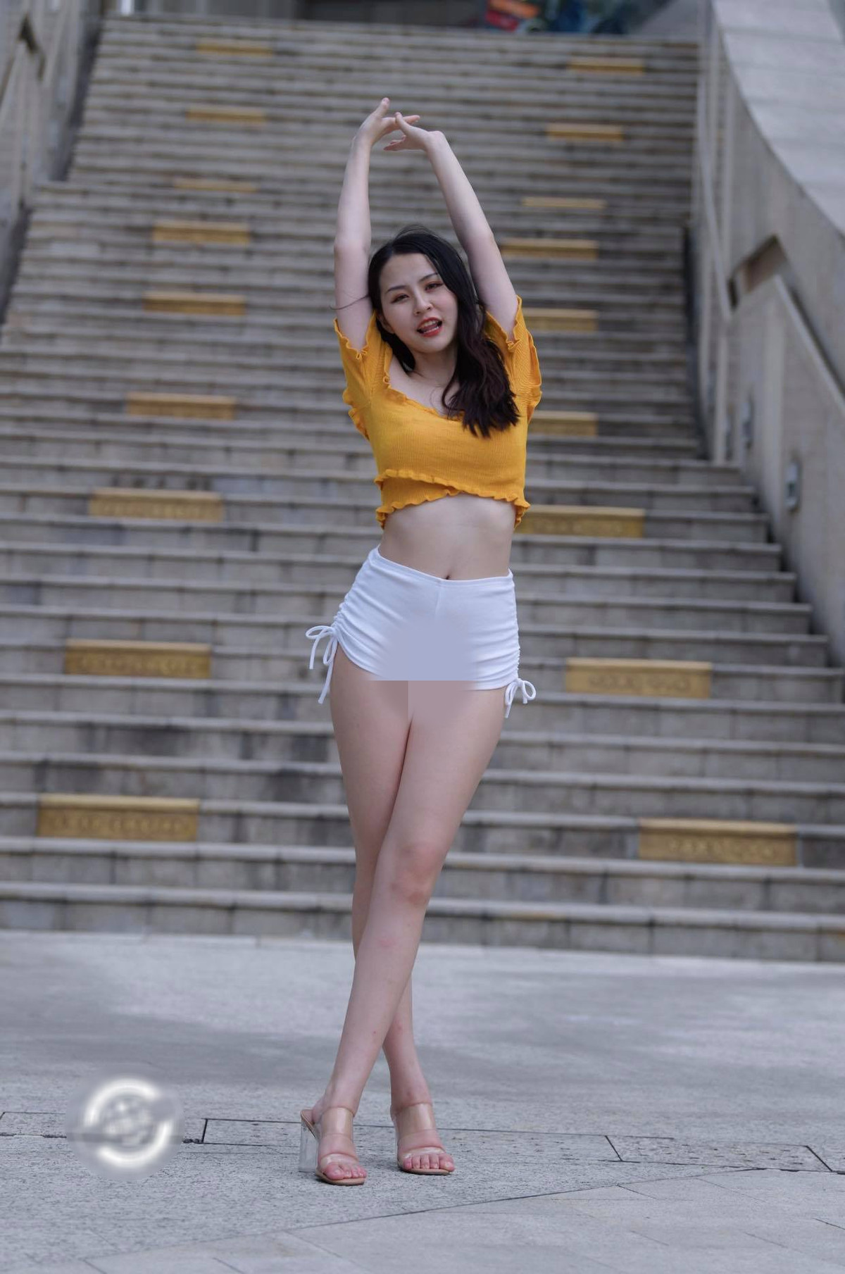 Mới đây, một người đẹp thu hút nhiều sự chú ý khi xuống phố trong chiếc quần short sáng màu, điểm nhấn là 2 đường rút dây bên hông khiến cho chiếc quần vốn đã ngắn lại còn ngắn hơn, để lộ vòng 3 thiếu tinh tế.