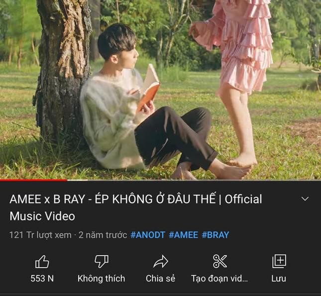 Cụ thể, với ca khúc Đừng Yêu Nữa Em Mệt Rồi của nữ ca sĩ Min trở thành "Đừng ho nữa em mệt rồi" hay bản hit Xin Đừng Lặng Im của Soobin bỗng được dân mạng chế ảnh thành "Xin đừng F0".