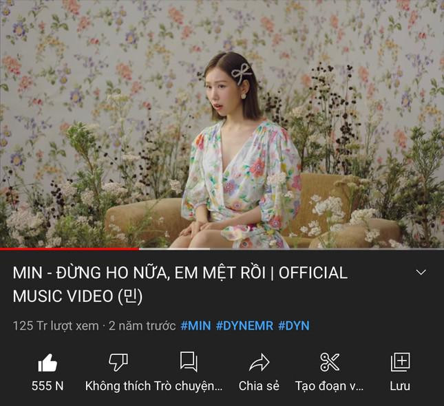 Mới đây, trong một group dành cho giới trẻ trên Facebook xuất hiện một bài đăng với nội dung ảnh chế tên các bản hit đình đám V-Pop theo "style" của F0.