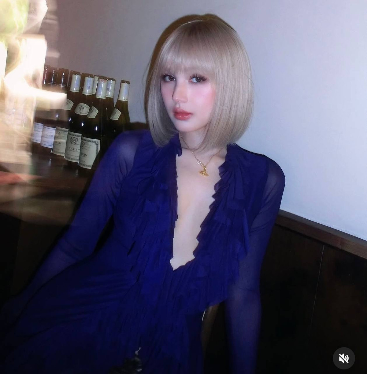 Cũng trong khoảnh khắc này, fan chú ý đến phụ kiện mà Xoài Non sử dụng.