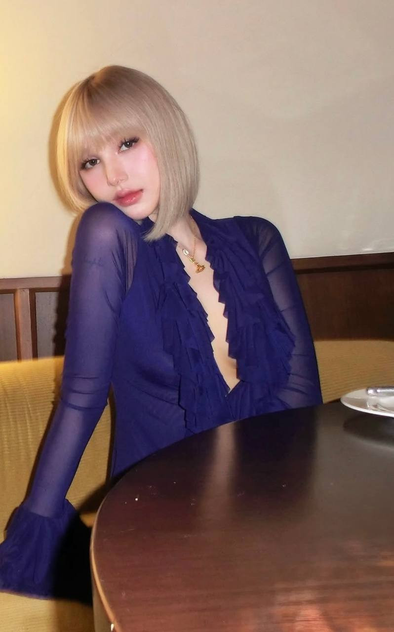 Có người nhận ra rằng, đây là vòng cổ ghim băng được gọi là "safety pin".