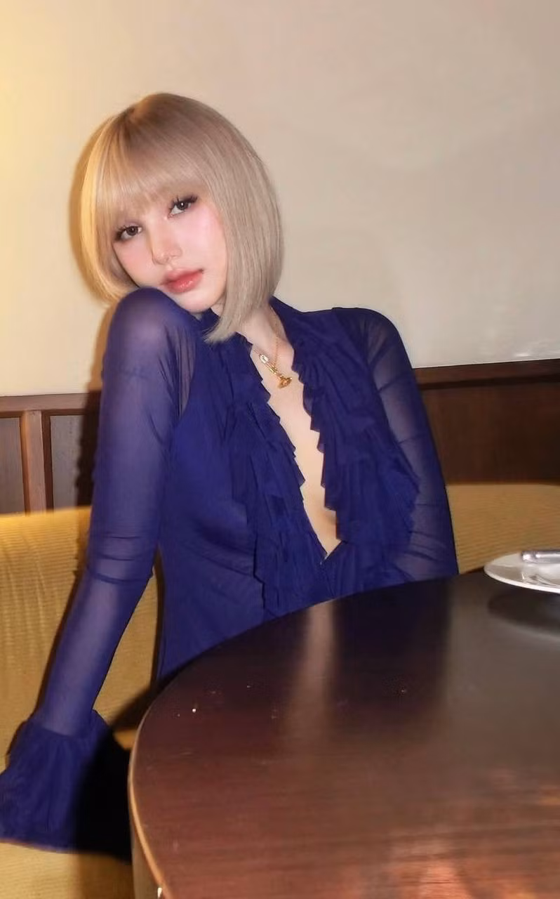 Có người nhận ra rằng, đây là vòng cổ ghim băng được gọi là "safety pin".