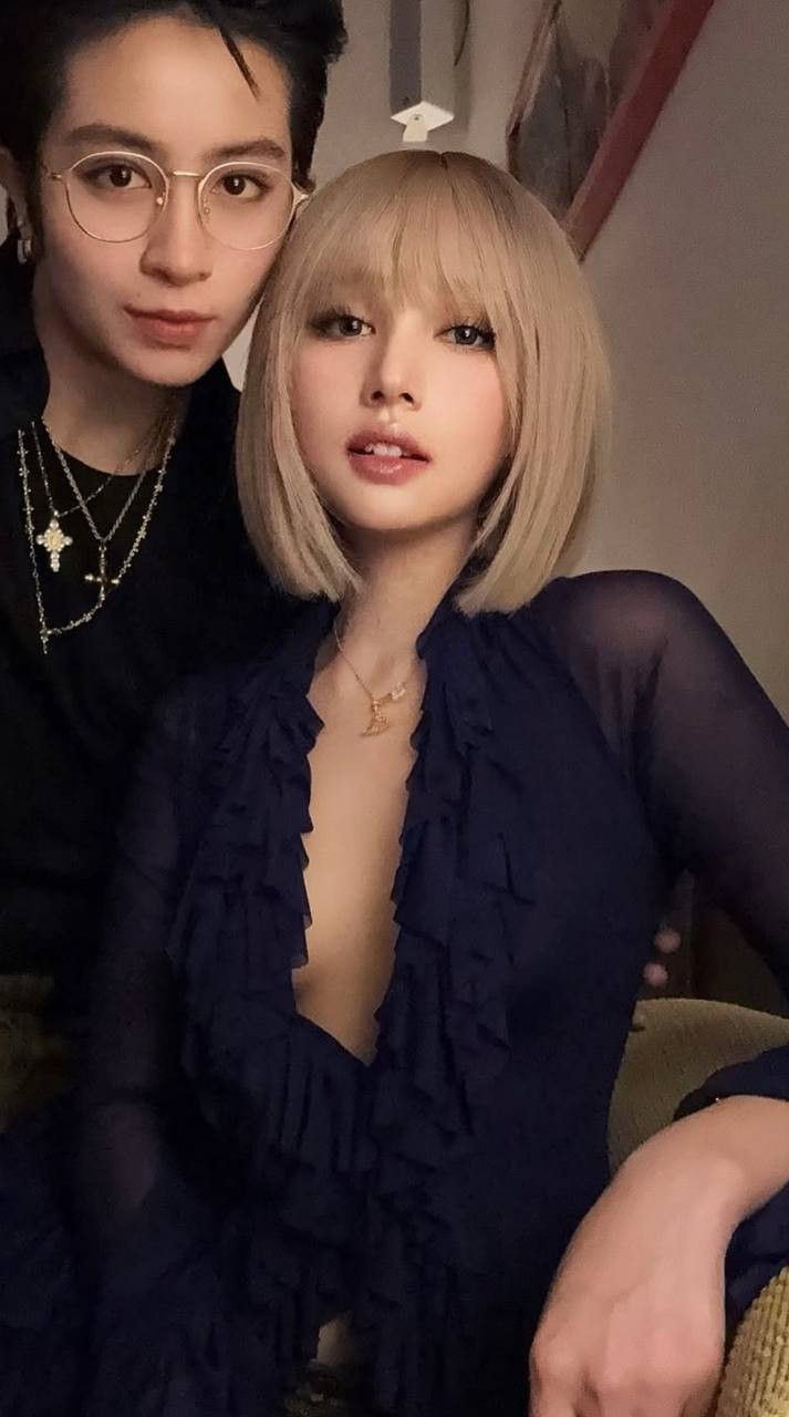 Trong loạt ảnh gần nhất đăng tải, Xoài Non khiến dân mạng ngỡ ngàng với diện mạo và phong cách mới mẻ. Hot girl 2002 ghi dấu ấn với bộ đầm xẻ sâu, khoe thềm ngực lấp ló.