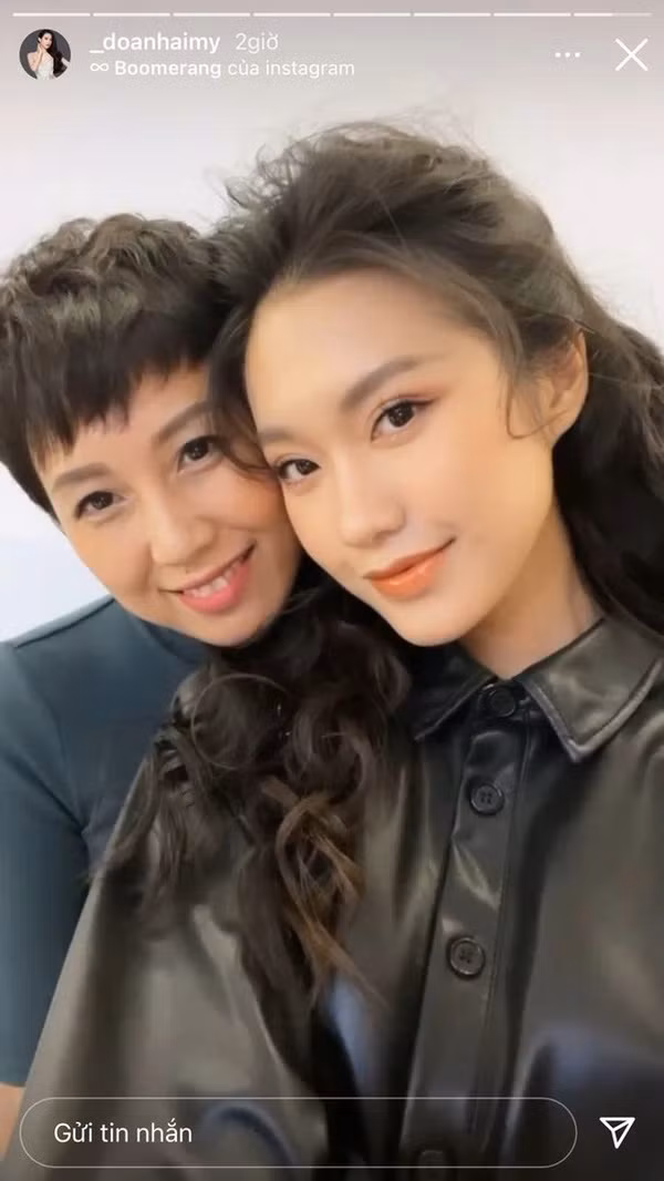 Bên cạnh đó, cha mẹ Hải My cũng luôn ủng hộ và tin tưởng mọi dự định, cũng như sự cố gắng của con gái. Bất kể là chuyện gì trong cuộc sống, người thân của cô đều sẵn sàng hỗ trợ, chỉ dẫn và định hướng.