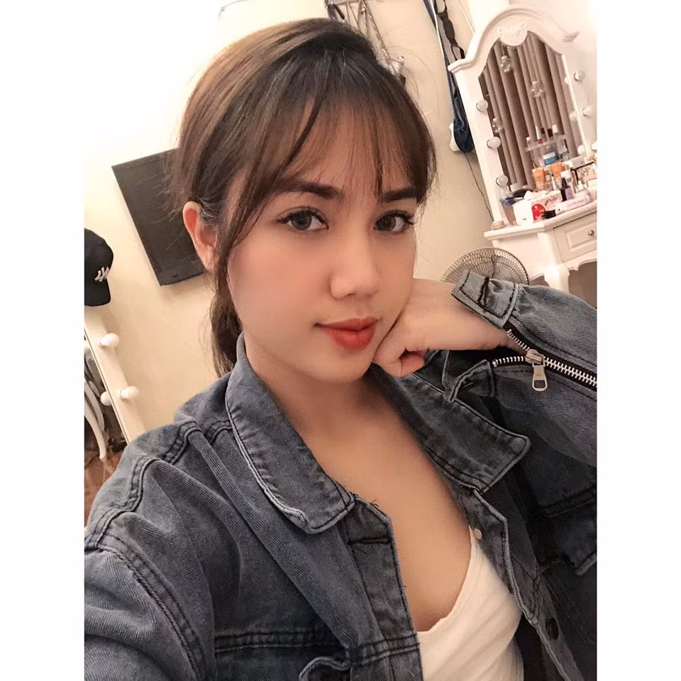 Về bản thân, Ngọc Linh tâm sự: "Mình rất nhớ bố mẹ, bạn bè, chị em và 2 em chó ở nhà. Mình mong tất cả giữ gìn sức khỏe để mình yên tâm làm việc".