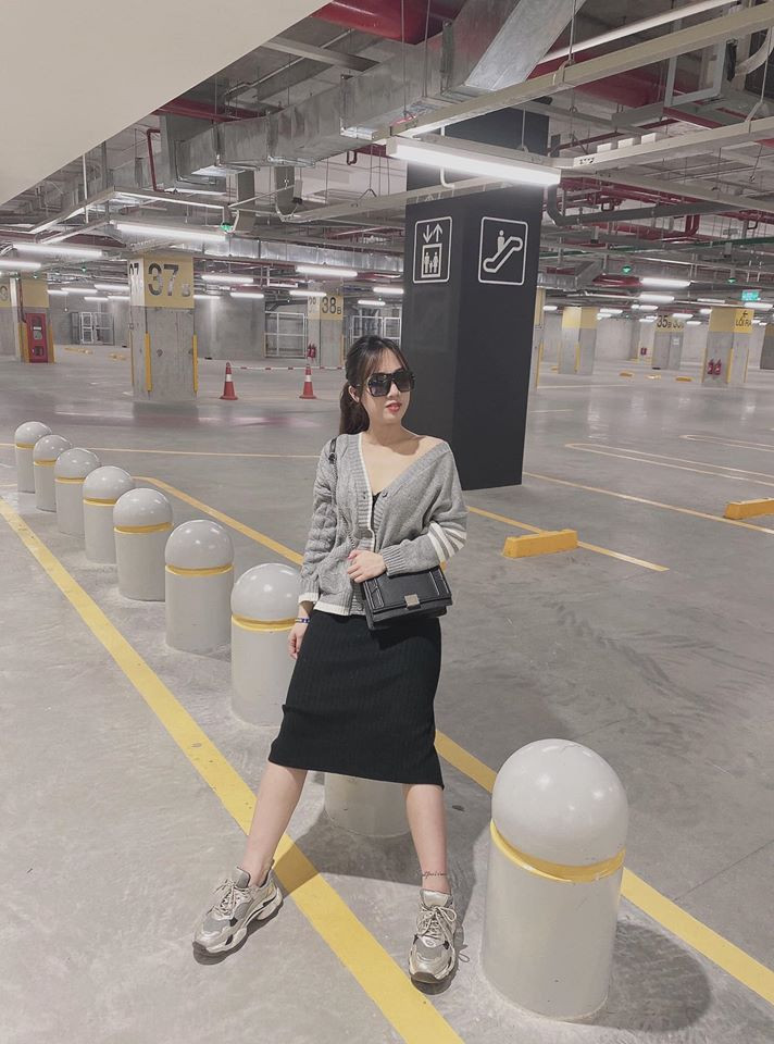 Trong đợt dịch, các nhân viên y tế như Linh được chia thành 4 nhóm, thay nhau làm việc theo 4 ca, mỗi ca kéo dài 6 tiếng. Mỗi ca trực, họ được phát 1 bộ đồ bảo hộ, khẩu trang N95, kính bảo hộ.