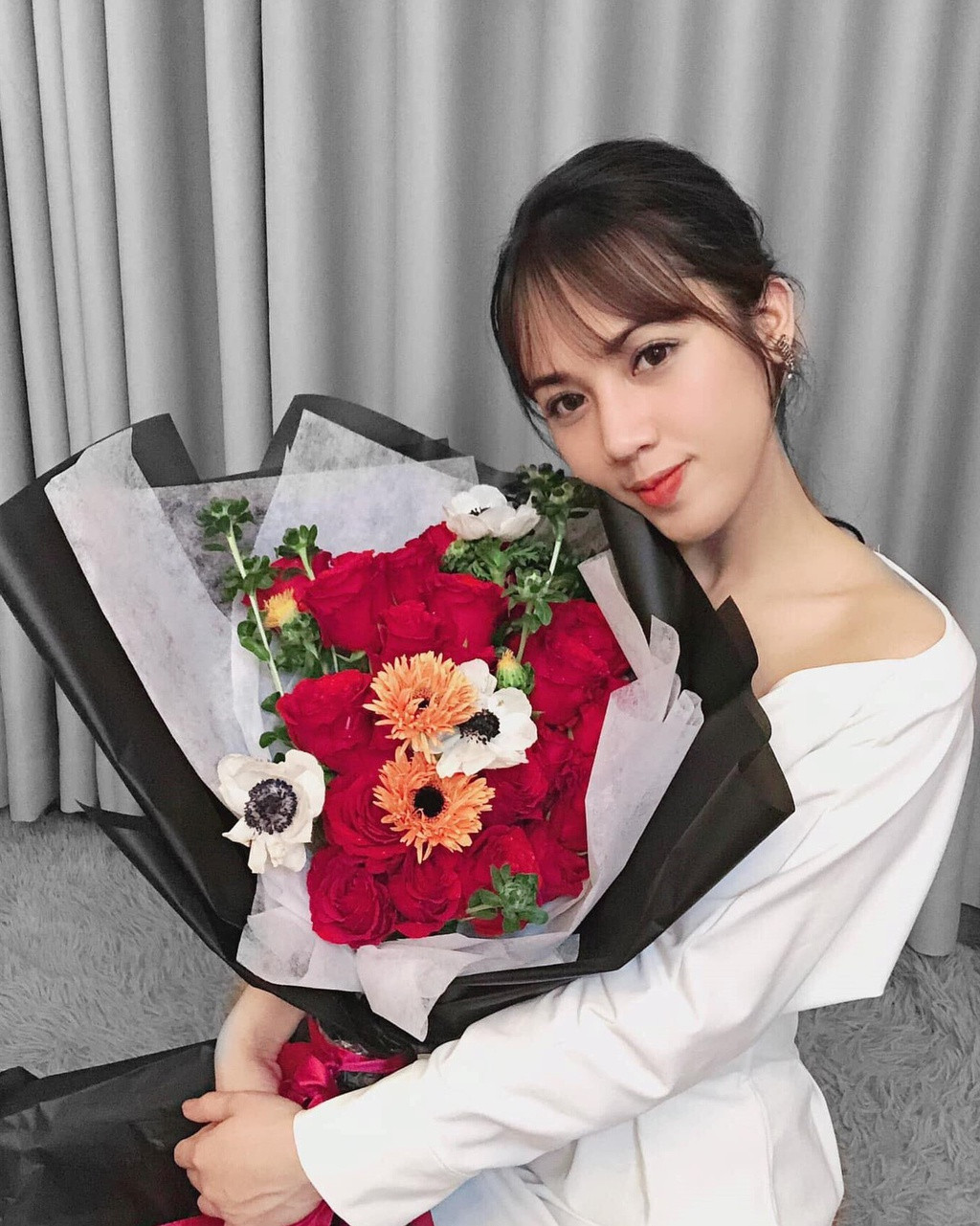 Cụ thể, chủ nhân những bức ảnh gây chú ý trên MXH có tên đầy đủ là Doãn Ngọc Linh (SN 1997), hiện điều dưỡng khoa Thần kinh tại Bệnh viện Bạch Mai.