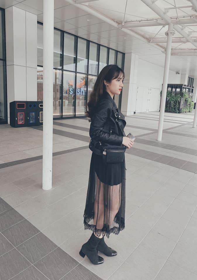 Trên trang cá nhân, ngoài những bức ảnh đăng trong lúc làm việc, Ngọc Linh đăng tải khá nhiều bức ảnh fashion khá đẹp và nhận được vô vàn lời khen từ dân tình.