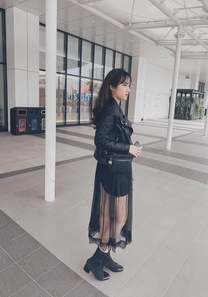 Trên trang cá nhân, ngoài những bức ảnh đăng trong lúc làm việc, Ngọc Linh đăng tải khá nhiều bức ảnh fashion khá đẹp và nhận được vô vàn lời khen từ dân tình.