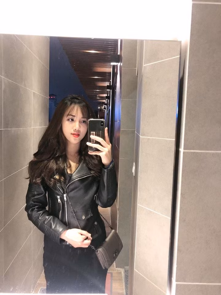 Khi nhắc đến làm việc trong những ngày dịch COVID-19, Ngọc Linh chia sẻ: "Ban đầu, chúng mình được thông báo cách ly 14 ngày. Từ khi có thêm các ca mắc là nhân viên công ty Trường Sinh, thời gian cách ly tăng thêm 14 ngày nữa là 28 ngày. Mình không lo lắng, chỉ có chút nhớ nhà. Vì ngay từ khi đi học và đi làm, chúng mình đều chuẩn bị tinh thần cho những lúc thế này".