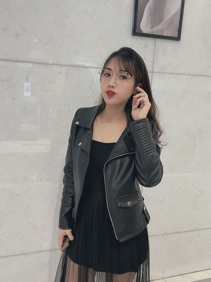 Không chỉ gây chú ý bằng bức ảnh sinh nhật đặc biệt giữa ổ dịch Bạch Mai, nữ điều dưỡng tên Ngọc Linh còn gây chú ý dân mạng bằng nhan sắc.