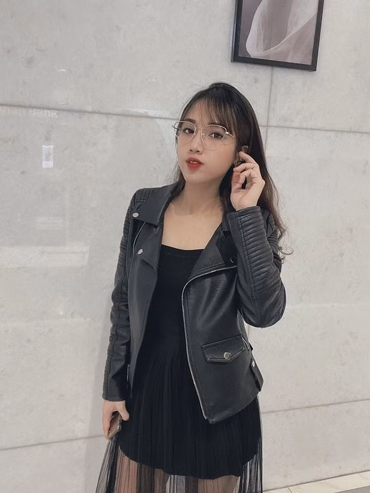 Không chỉ gây chú ý bằng bức ảnh sinh nhật đặc biệt giữa ổ dịch Bạch Mai, nữ điều dưỡng tên Ngọc Linh còn gây chú ý dân mạng bằng nhan sắc.