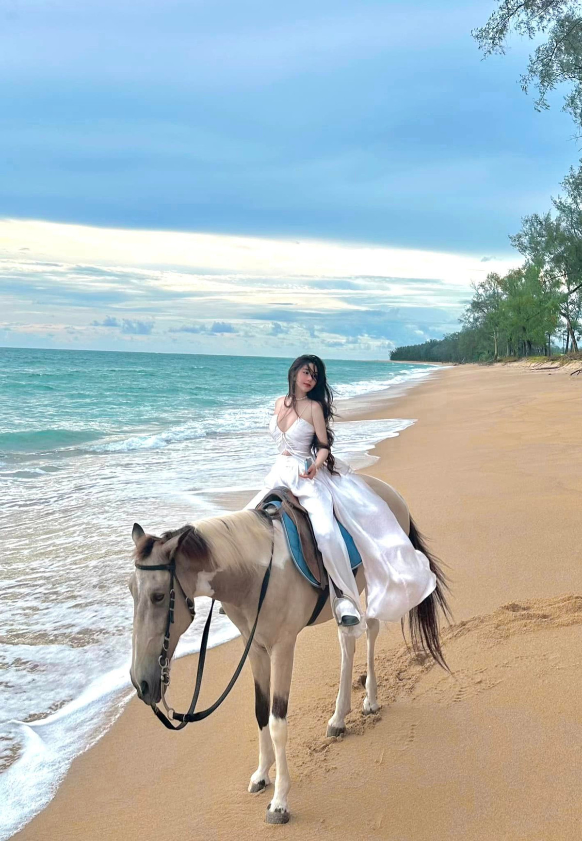 Võ Ngọc Trân sinh năm 2002, đang sống và làm việc ở TP. HCM. Cô nàng nổi tiếng với biệt danh "Thiên thần áo dài", "nữ thần học đường".