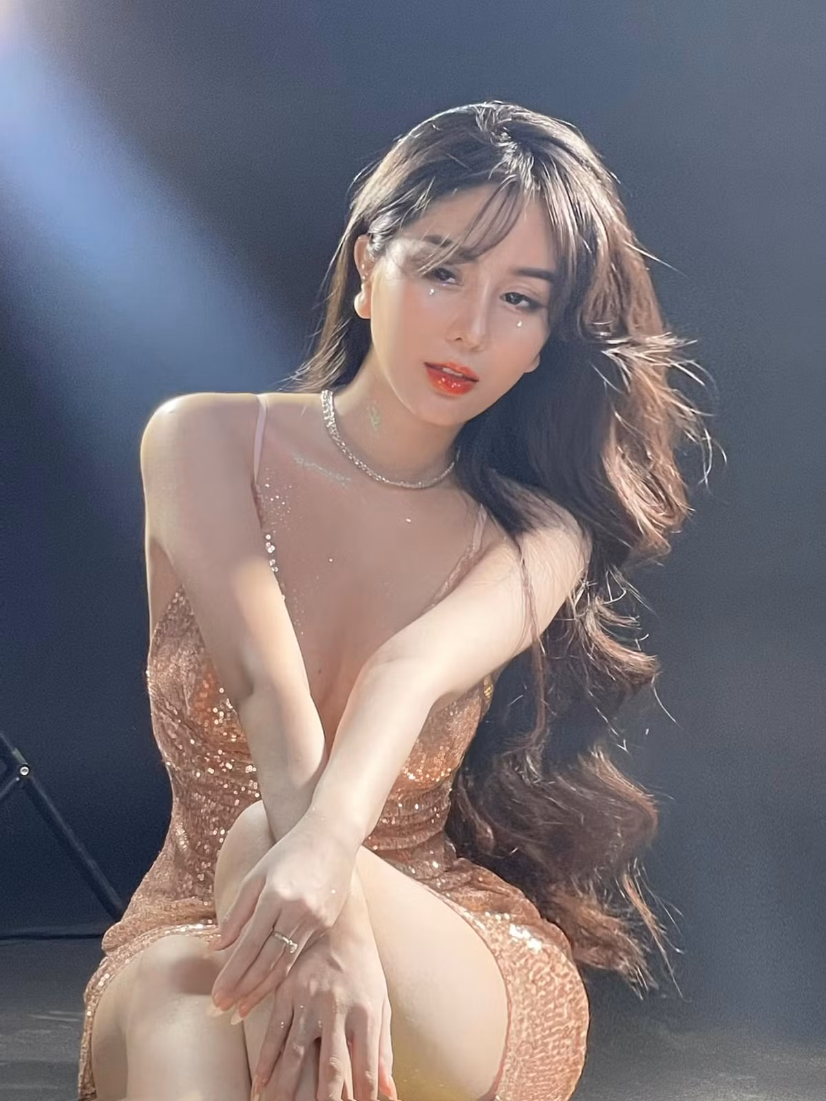 Ở thời điểm hiện tại, Ngọc Trân muốn lưu giữ thanh xuân tươi đẹp nhất trong cuộc đời bằng những bộ trang phục mà cô yêu thích, vì nó tôn vóc dáng của cô nàng ở độ tuổi đẹp nhất.