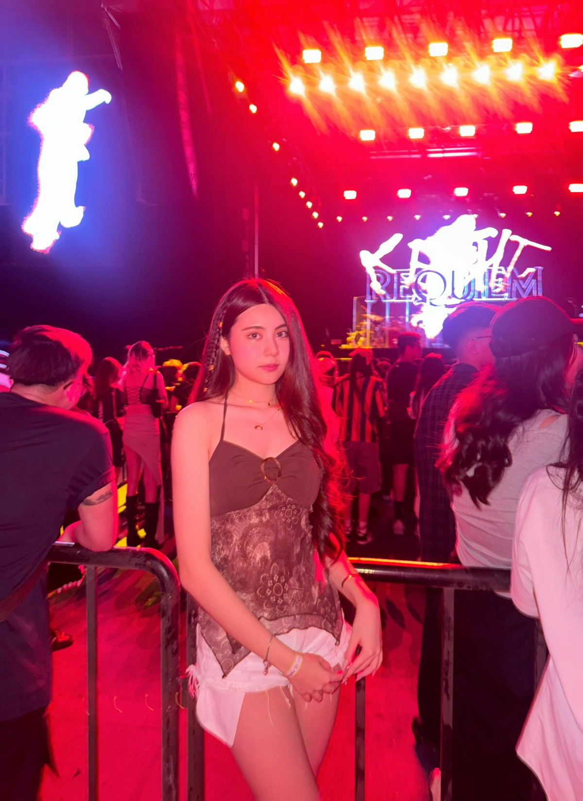 Khi có một netizen thắc mắc: "Ủa bả mới sửa mũi hả, nhìn rõ thấy sụn nè", Hạt Dẻ cũng phải vội vào đính chính: "Do tạo khối bà ơi".