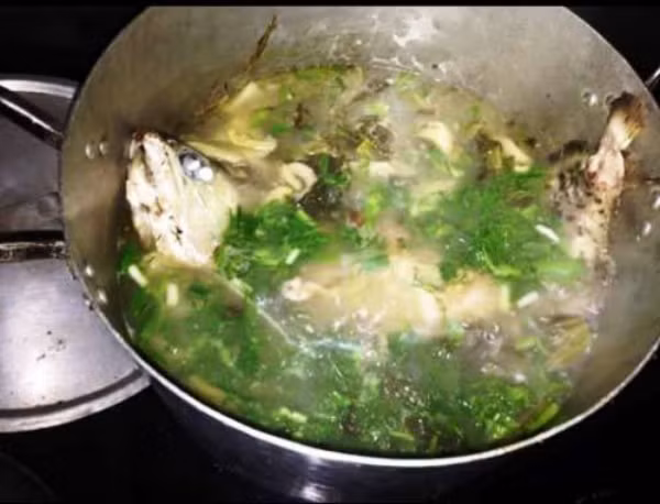 Theo quan niệm dân gian, cá Rồng là một loại cá cao quý vừa có giá trị kinh tế lại được đánh giá cao về mặt tâm linh nên việc đưa loài cá này lên mâm cơm được bàn tán rất nhiều,