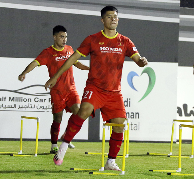 Cùng đội tuyển Việt Nam có mặt tại Ả Rập Xê-út nhưng Đình Trọng chưa được ra sân và bị loại khỏi danh sách trong trận đấu ở sân nhà gặp Australia.