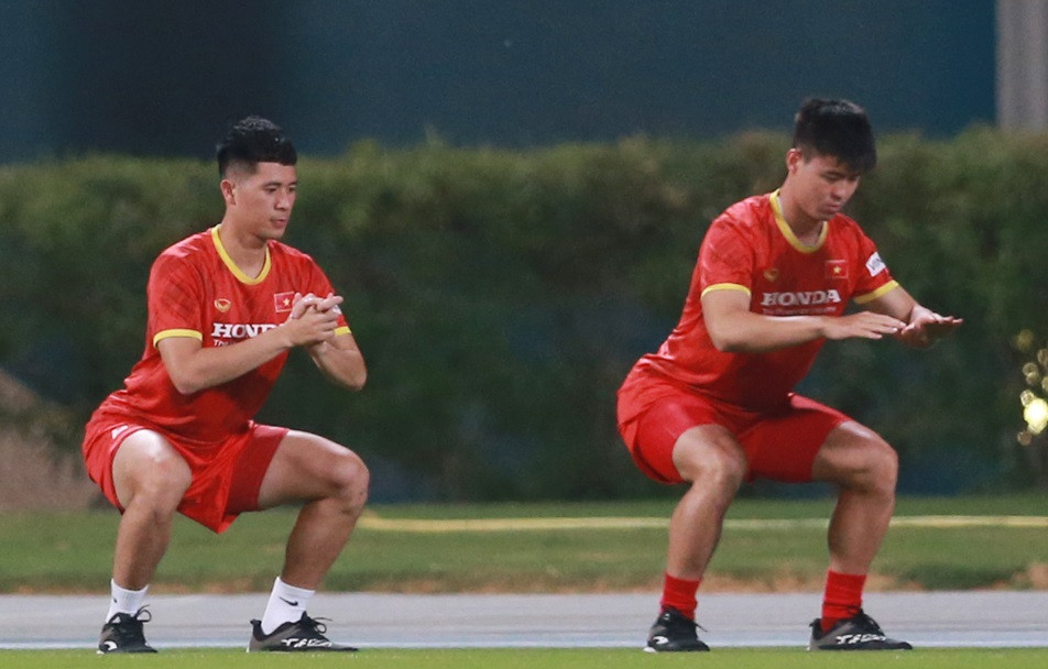 "Bệnh binh" tiếp theo của đội tuyển Việt Nam đó là Đình Trọng. (phía trái)