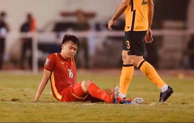 Dù bị chấn thương trước trận đấu của đội tuyển Việt Nam và Australia nhưng trong bối cảnh hàng trung vệ "nát bươm, Thành Chung vẫn xin được ra sân để cống hiến.