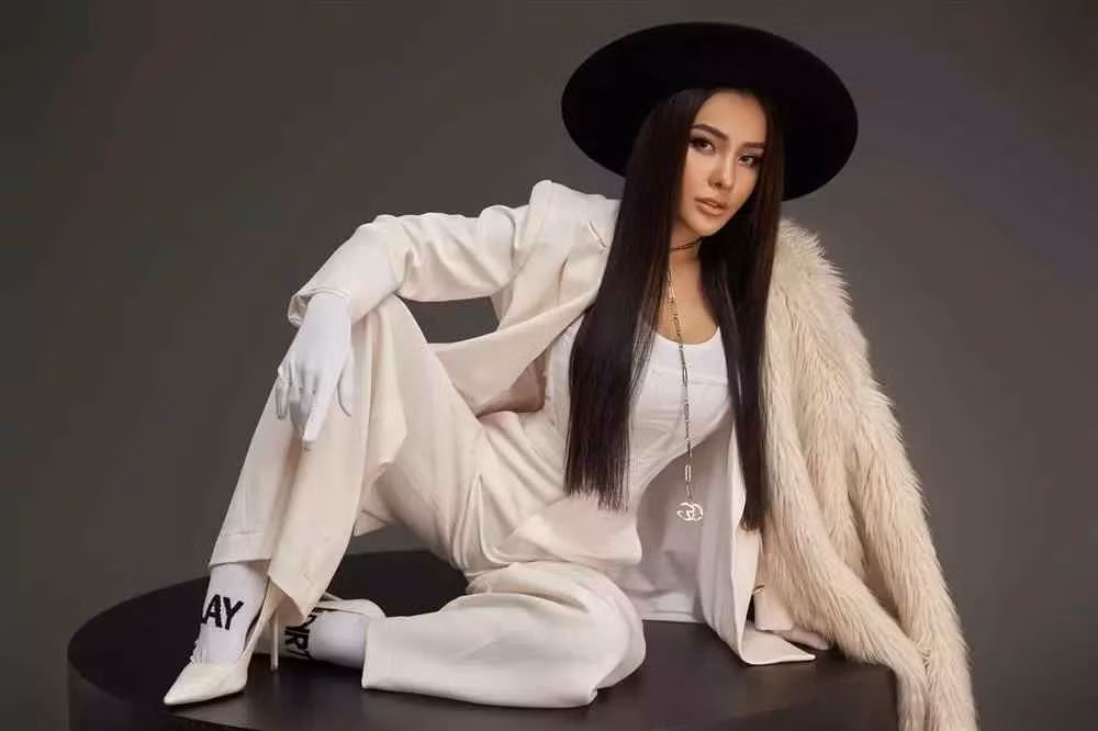 Mới đây, hot girl gốc Bình Định bất ngờ "đổi gió", đăng ảnh ăn mặc kín đáo trên trang cá nhân.