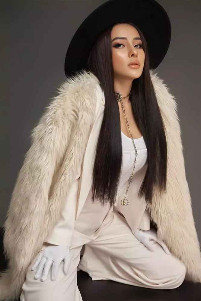 Với hot girl Ngân 98, cứ đăng ảnh là phải hở bạo, ra ngoài đường nhất định phải diện trang phục kiệm vải.