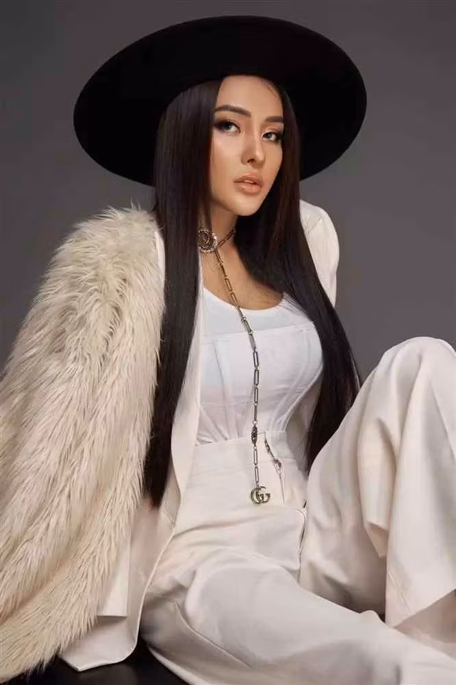 Chính vì thói quen ăn mặc hở hang, Ngân 98 nhận về không ít bình luận trái chiều. Tuy nhiên, hiện tượng mạng này khẳng định không quan tâm tới bình luận của dân mạng bởi cô thấy cơ thể của mình rất đẹp nên mới "khoe" cùng mọi người.