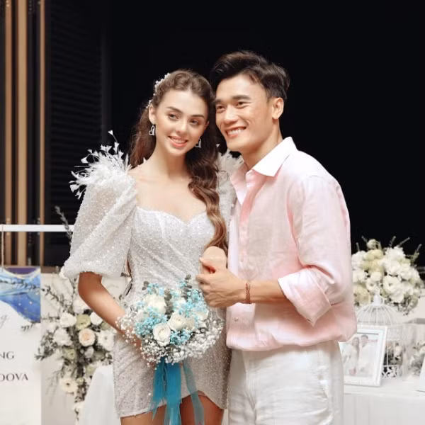 Ngày 22/5 vừa qua, người hâm mộ bóng đá không khỏi bất ngờ trước thông tin thủ môn Bùi Tiến Dũng và bạn gái Ukraine chính thức nắm tay nhau về chung một nhà.