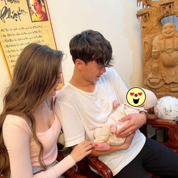 Như vậy, sau hai tháng kể từ thời điểm kết hôn, cặp vợ chồng trẻ đã chính thức chào đón những tin vui đầu tiên về sự xuất hiện của đứa con đầu lòng.