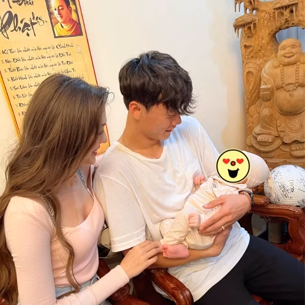 Như vậy, sau hai tháng kể từ thời điểm kết hôn, cặp vợ chồng trẻ đã chính thức chào đón những tin vui đầu tiên về sự xuất hiện của đứa con đầu lòng.