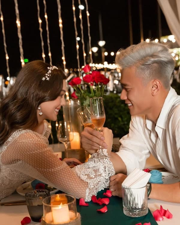 Theo dòng sự kiện này, mới đây Bùi Tiến Dũng đã đăng tải dòng trạng thái chia sẻ đầy chân thật về cảm xúc lần đầu làm bố: "Đó là một cậu bé! Ba Mẹ rất nóng lòng được gặp Con, Sonhine của Ba Mẹ. Con đã làm toả sáng thế giới của Ba Mẹ".