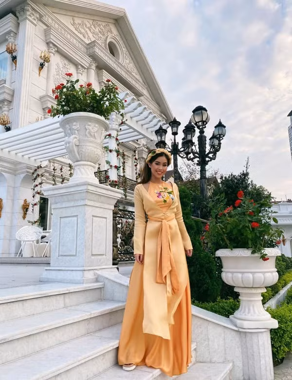 Chỉ tính riêng khu sân vườn nhà Tiên Nguyễn cũng có thể trở thành một địa điểm tổ chức tiệc với sức chứa lên tới vài trăm người.