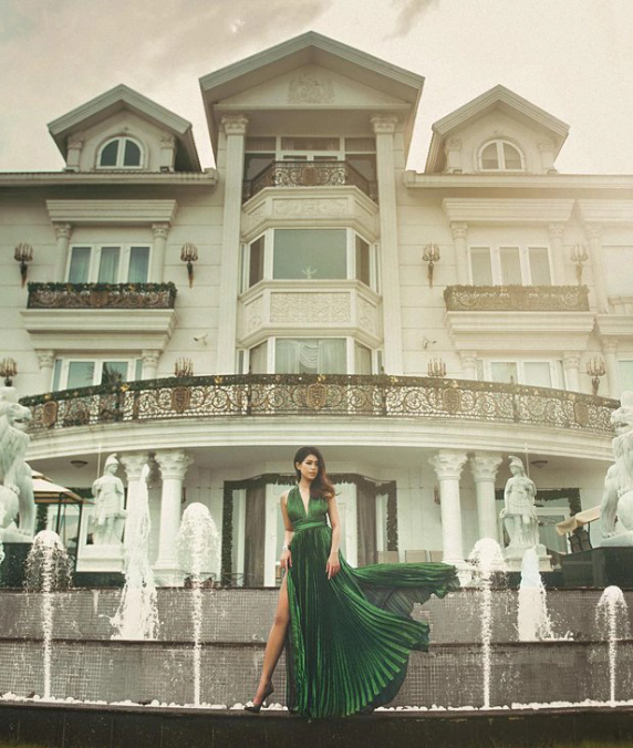 Một trong những vật thể hiện độ đẳng cấp, giàu có của Tiên Nguyễn có lẽ chính là căn biệt thự mà cô nàng đang sống cùng cả gia đình. Dù không trực tiếp hé lộ về giá trị của căn nhà nhưng thông qua những bức hình được nữ rich kid đăng tải cũng đủ để thấy sự xa xỉ của nó.