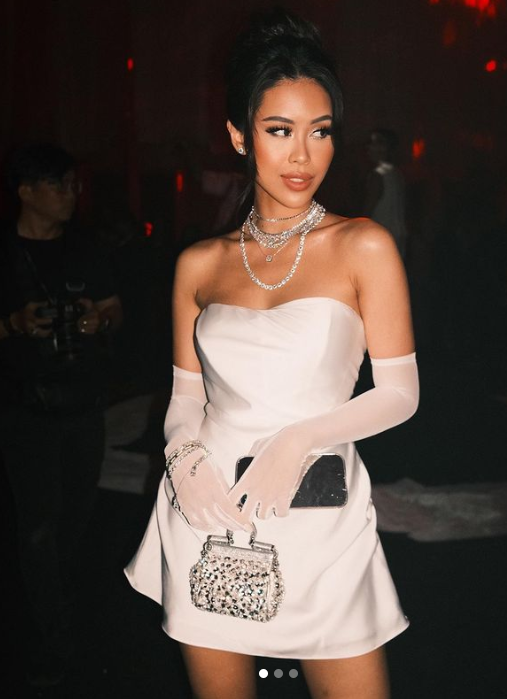 Tất cả các kệ tủ, đèn nhà trong phòng khách đều được phủ một lớp ánh vàng, tạo ra sự quyền quý. Từng vật dụng đều được chọn lựa tỉ mỉ, chi tiết. Đứng bất kỳ góc nào trong căn nhà cũng có thể chụp ra những tấm hình lung linh.